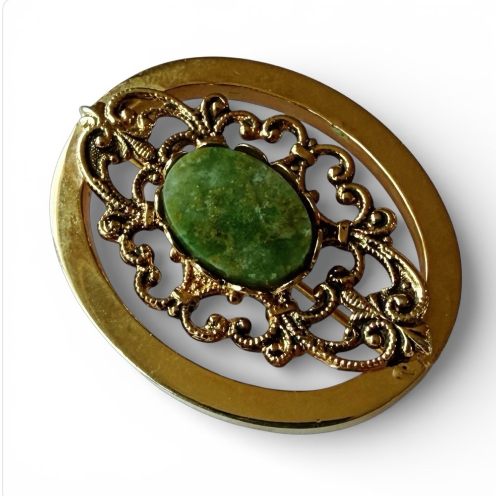 Vintage Gold Tone Filigree Brooch, Jade-like Green Cabochon, Mid‑Century Pin - Picture 7 of 11